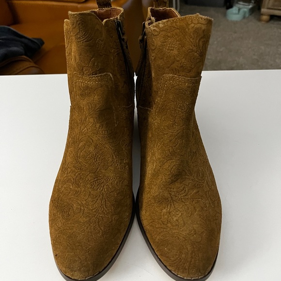 Yellow Box Caramel Embossed Leather Ankle Booties Size 8 - Picture 2 of 8